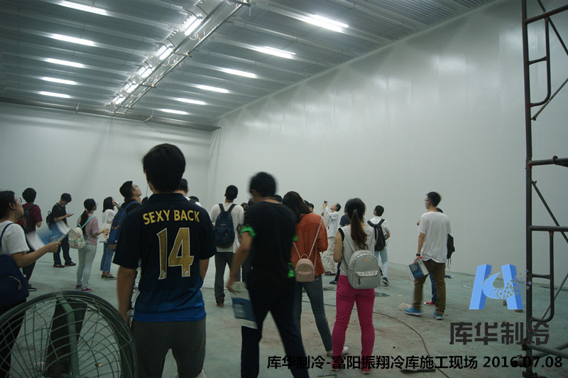 資深冷庫(kù)設(shè)計(jì)師王工帶領(lǐng)浙大師生參觀(guān)低溫庫(kù)