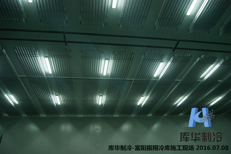 資深冷庫(kù)設(shè)計(jì)師王工帶領(lǐng)浙大師生參觀(guān)低溫庫(kù)