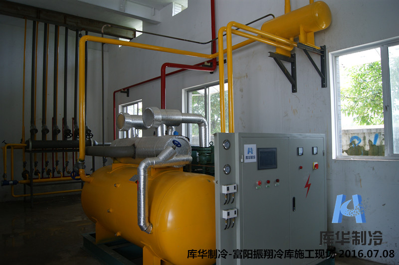 資深冷庫(kù)建造師魏工帶領(lǐng)浙大師生參觀(guān)冷庫(kù)機(jī)房